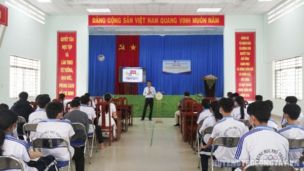 Ông Ngô Văn Mạnh – Giám đốc Trung tâm Anh Ngữ New World trao đổi một số kỹ năng phương pháp học tập tiếng Anh
