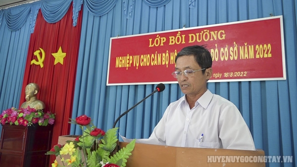 Đ/c Lê Minh Triều - Chủ tịch Hội Chữ thập đỏ huyện Gò Công Tây phát biểu khai giảng lớp bồi dưỡng