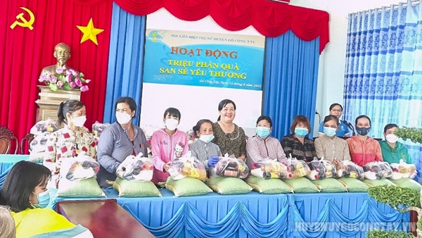 Đ/c Huỳnh Thị Thùy Liên – Phó Chủ tịch Hội LHPN huyện tặng quà cho hội viên phụ nữ nghèo, có hoàn cảnh khó khăn, bệnh tật