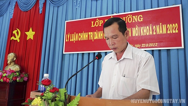 Đ/c Võ Minh Phụng - Huyện ủy viên, Phó Trưởng Ban Tổ chức Huyện ủy phát biểu tại lễ khai giảng