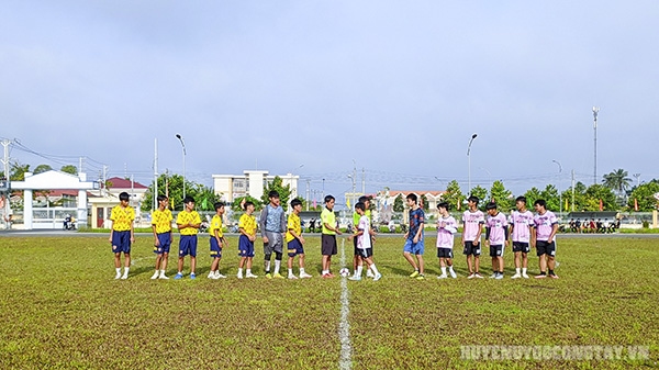 Trận mở màn giữa đội bóng THCS Nguyễn Văn Thiều và THCS-THPT Long Bình