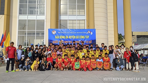 Không khí vui tươi của các em học sinh tại Lễ bế mạc tổng kết giải bóng