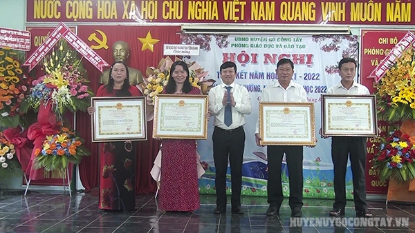 Tiến sĩ Lê Quang Trí - Tỉnh ủy viên - Giám đốc Sở Giáo dục - Đào tạo tỉnh Tiền Giang trao chứng nhận Trường đạt chuẩn Quốc gia, đạt kiểm định chất lượng giáo dục
