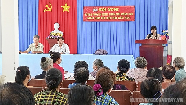 Đ/c Lê Thị Kiều Chinh - HUV, Chủ tịch Hội LHPN huyện phát biểu tuyên truyền tại hội nghị
