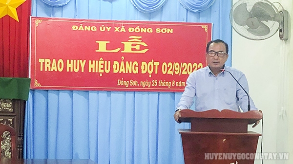 Đ/c Trần Chí Hiền - UVBTV, Trưởng Ban Tổ chức Huyện ủy phát biểu tại buổi lễ