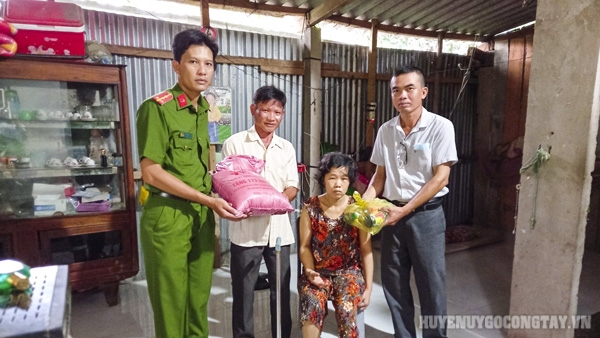 Đ/c Ngô Quang Hiệp, Công an xã và đồng chí Trần Văn Phương, Phó Chủ tịch MTTQ xã tặng quà cho hộ khó khăn