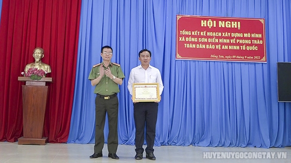 Bộ Công an trao tặng Bằng khen cho Đảng bộ và Nhân dân xã Đồng Sơn đã có thành tích xuất sắc trong phong trào Toàn dân bảo vệ an ninh Tổ quốc