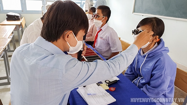 Khám sàng lọc về tật khúc xạ cho học sinh trường Trung học Cơ sở Nguyễn Thị Bảy