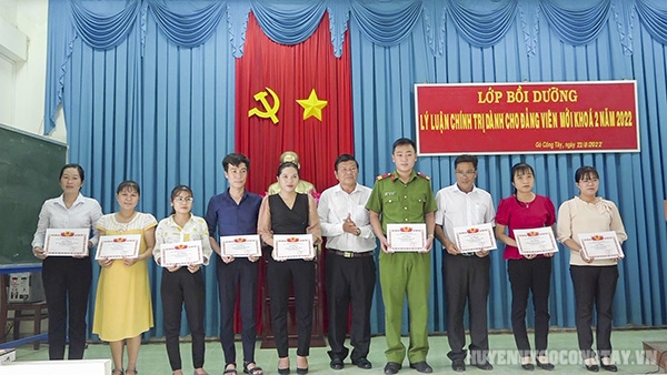 Đ/c Hồ Văn Hùng - UVBTV, Trưởng Ban Tuyên giáo Huyện ủy, Giám đốc Trung tâm Chính trị huyện trao giấy khen cho các học viên đạt thành tích xuất sấc tại Lớp bồi dưỡng lý luận chính trị dành cho đảng viên mới, khóa 2 năm 2022