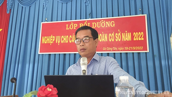 Đ/c Ngô Hồng Quang – HUV. Phó Trưởng Ban Tuyên giáo Huyện ủy báo cáo tại lớp tập huấn