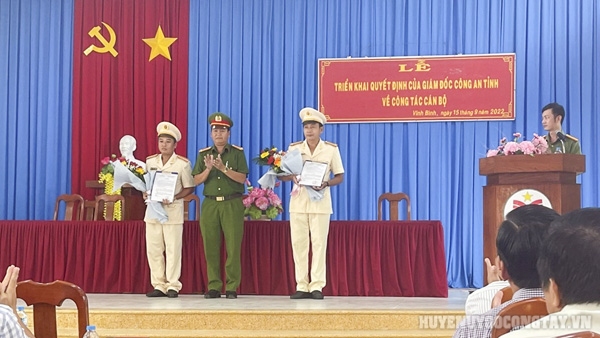 Trao quyết định của Giám đốc Công an tỉnh Tiền Giang về việc bổ nhiệm cán bộ