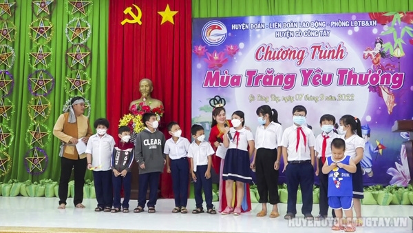 xa long binh huyen go cong tay to chuc hoi trung thu cho thieu nhi (2)