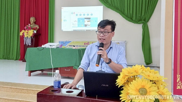 Đ/c Nguyễn Tấn Nhơn, Trưởng phòng Giám sát điều phối đô thị thông minh, Trung tâm Công nghệ thông tin và Truyền thông báo cáo tại lớp tập huấn