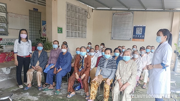 Người cao tuổi đến khám sức khỏe định kỳ tại Trạm y tế xã Thành Công