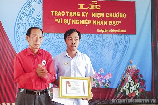 Đ/c Trương Thái Công - Phó Bí thư Thường trực Đảng ủy xã Vĩnh Hựu vinh dự nhận Kỷ niệm chương “Vì sự nghiệp nhân đạo”