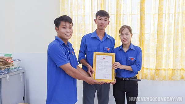 Đ/c Trần Minh Giàu - Bí thư xã đoàn trao giấy đăng ký kết hôn cho hai bạn trẻ