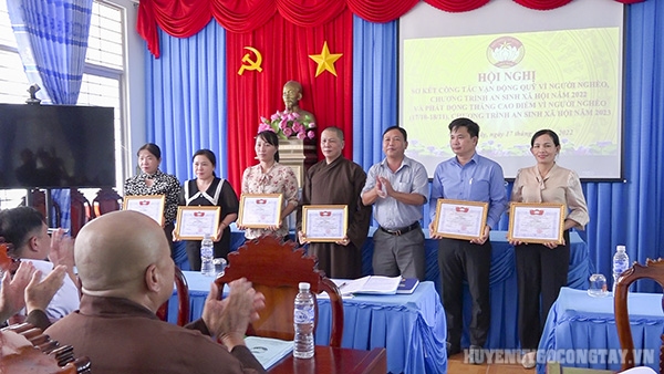 UBMTTQVN huyện Gò Công Tây tặng giấy khen cho 06 tập thể có thành tích xuất sắc