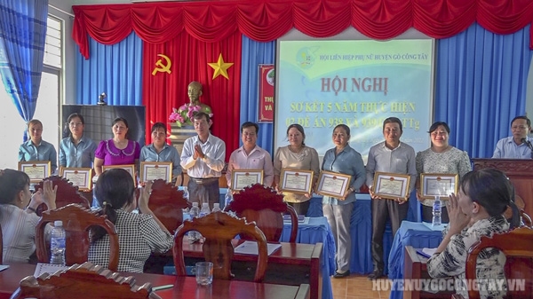 Ông Nguyễn Thanh Tuấn, Phó Chủ tịch UBND huyện - Trưởng BCĐ huyện tặng giấy khen cho các tập thể có thành tích tốt