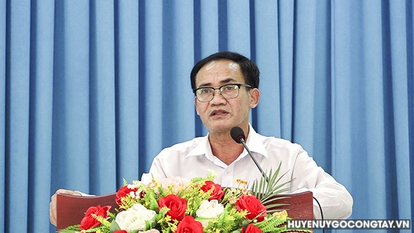 Đ/c Lê Văn Nê - Phó Chủ tịch UBND huyện phát biểu tại buổi gặp gỡ