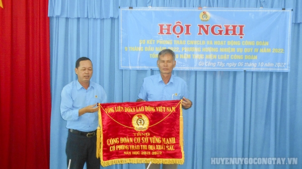 Đ/c Nguyễn Đình Thung - Phó Chủ tịch LĐLĐ huyện trao tặng Bức trướng của Tổng Liên đoàn Lao động Việt Nam cho đơn vị Trường Tiểu học Trần Văn Thiện