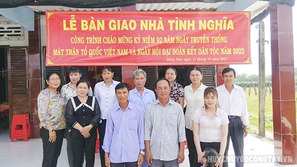 Lễ bàn giao nhà tình nghĩa cho hộ ông Nguyễn Văn Bọ, ấp Ninh Đồng, xã Đồng Sơn