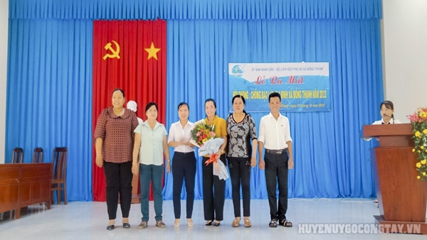 Đại diện Ban Chủ nhiệm Đội phòng, chống bạo lực gia đình xã Đồng Thạnh nhận hoa chúc mừng và ra mắt hứa hẹn