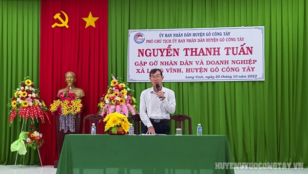 Ông Nguyễn Thanh Tuấn - Phó Chủ tịch UBND huyện Gò Công Tây gặp gỡ người dân, doanh nghiệp xã Long Vĩnh