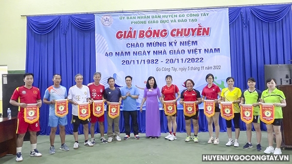 Bà Ngô Thị Kim Hương – Quyền Trưởng Phòng Giáo dục và Đào tạo huyện trao cờ lưu niệm cho các đội thi đấu