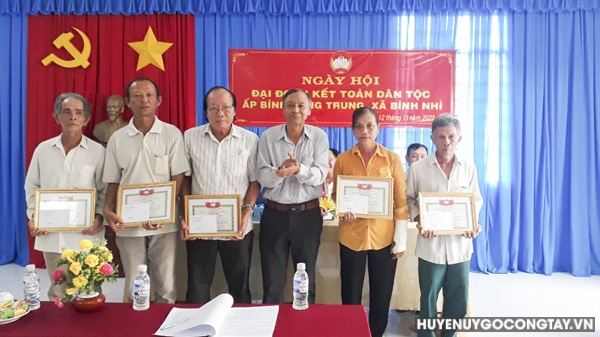 UBND xã Bình Nhì khen thưởng các cá nhân có thành tích trong thực hiện phong trào địa phương tại ngày hội đại đoàn kết toàn dân tộc năm 2022.