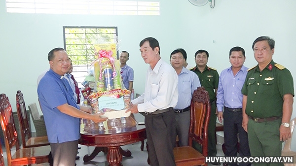 Đ/c Nguyễn Thanh Tuấn - Phó Chủ tịch UBND huyện thăm hỏi tặng quà  tại Giáo xứ Hòa Bình - xã Long Bình