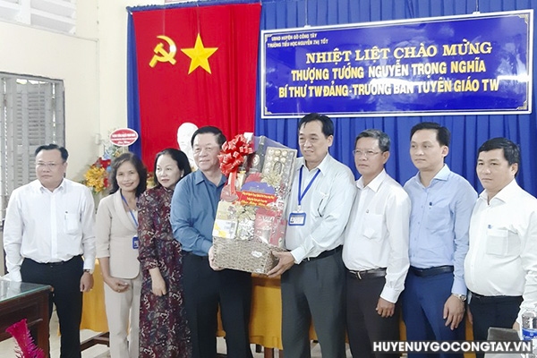 Đồng chí Nguyễn Trọng Nghĩa - Bí thư Trung ương Đảng, Trưởng Ban Tuyên giáo Trung ương thăm, chúc Tết, tặng quà tại Trường Tiểu học Nguyễn Thị Tốt