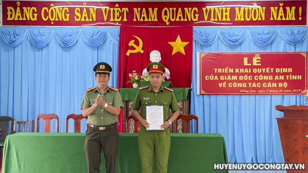 Trao quyết định điều động đối với đồng chí Đại úy Nguyễn Thành Sang