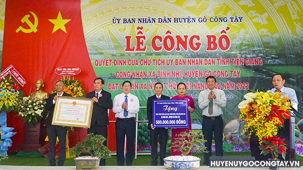 Lãnh đạo tỉnh Tiền Giang trao quyết định công nhận xã Nông thôn mới nâng cao Bình Nhì