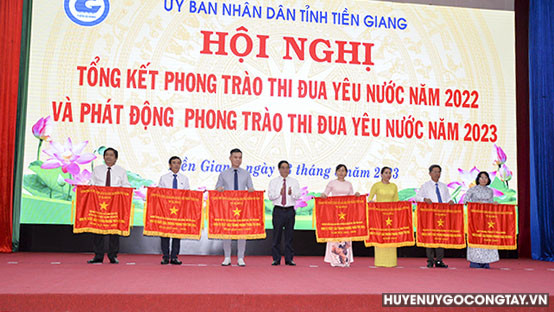 Trường Mầm Non Long Bình nhận Cờ thi đua của Thủ tướng Chính phủ (thứ 4 từ phải sang)