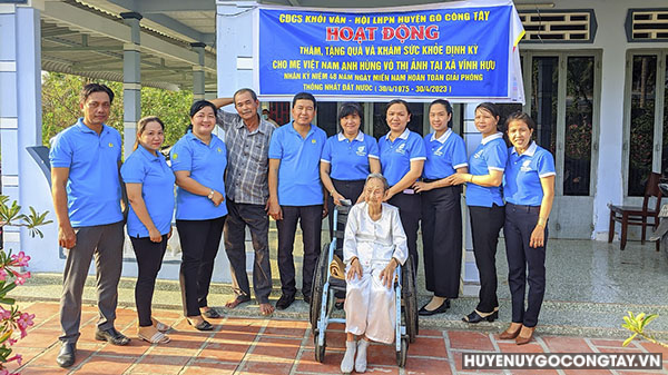 Công đoàn Cơ sở Khối Vận và Hội Liên Hiệp Phụ nữ huyện Gò Công Tây thăm hỏi Mẹ Việt Nam anh hùng Võ Thị Ảnh