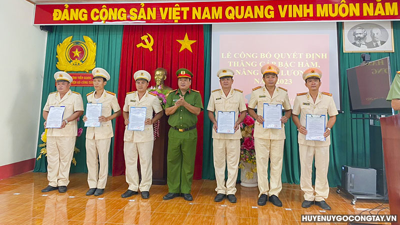 Thượng tá Nguyễn Hải An - Trưởng Công an huyện trao quyết định thăng cấp bậc hàm cho các chiến sĩ công an