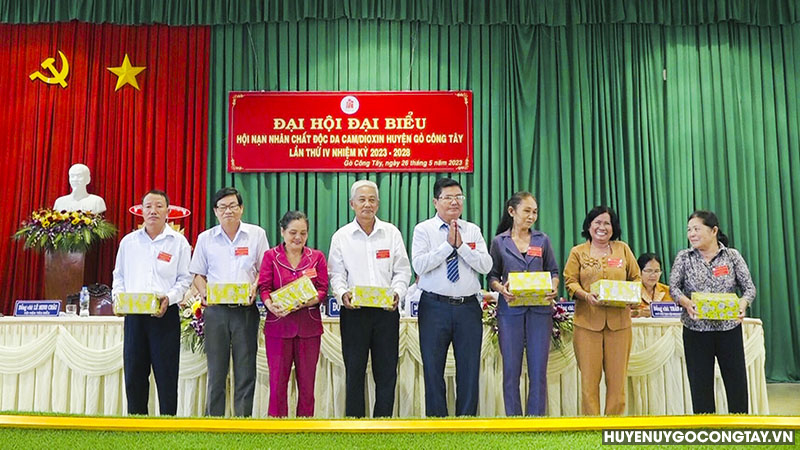 Hội nạn nhân chất độc da cam dioxin huyện tặng quà cho các Ủy viên không tái cử nhiệm kỳ mới