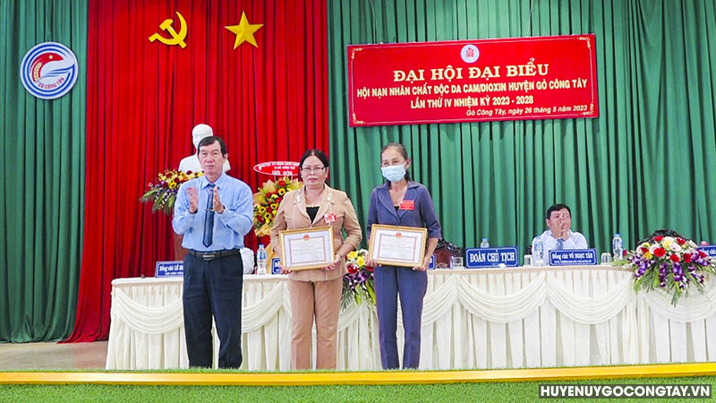 Ông Nguyễn Thanh Tuấn, Huyện ủy viên, Phó Chủ tịch UBND huyện trao Giấy khen cho 02 tập thể