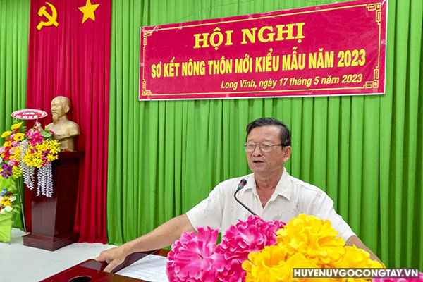 Ông Đặng Công Tiên - Bí thư Đảng ủy - Trưởng Ban Chỉ đạo Nông thôn mới xã Long Vĩnh phát biểu chỉ đạo hội nghị