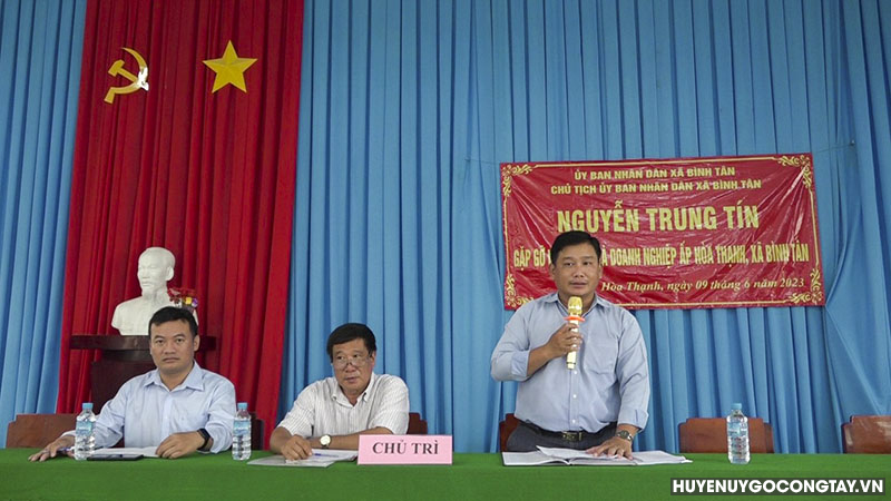Ông Nguyễn Trung Tín - Chủ tịch UBND xã Bình Tân trả lời ý kiến người dân