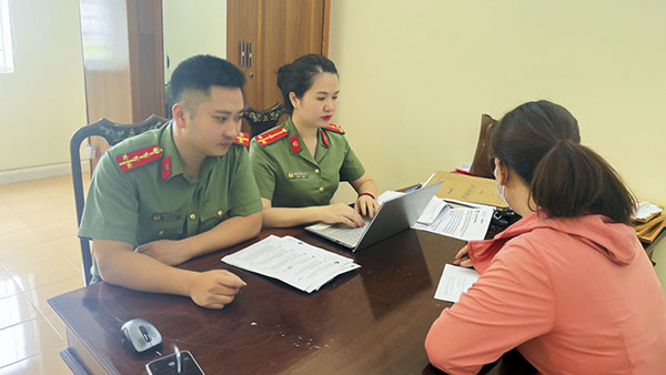 Công an tỉnh Khánh Hòa làm việc với người bình luận sai sự thật về vụ việc Đắk Lắk trên MXH facebook (Ảnh: Công an tỉnh Khánh Hòa)