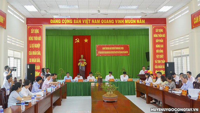 Đoàn giám sát của Ban Kinh tế Trung ương giám sát thực hiện tín dụng chính sách xã hội tại xã Long Vĩnh