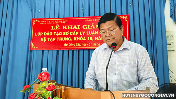 Đ/c Hồ Văn Hùng - UVBTV, Trưởng Ban Tuyên giáo Huyện ủy, Giám đốc Trung tâm Chính trị huyện phát biểu tại Lễ Khai giảng