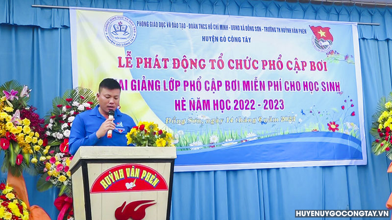 Ông Phan Ngọc Tuấn - Phó Bí thư Huyện Đoàn phát biểu khai giảng lớp phổ cập bơi lội cho học sinh hè năm học 2022 - 2023