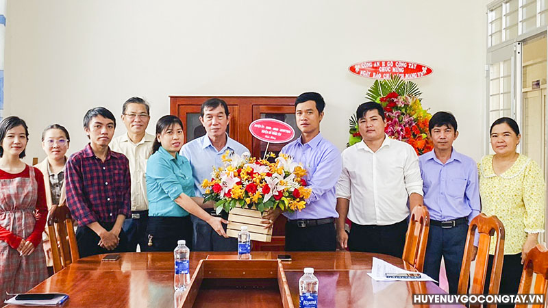 Lãnh đạo huyện Gò Công Tây tặng hoa chúc mừng Ngày Báo chí Cách mạng Việt Nam 21/6 tại Trung tâm Văn hóa - Thể thao và Truyền thanh huyện Gò Công Tây