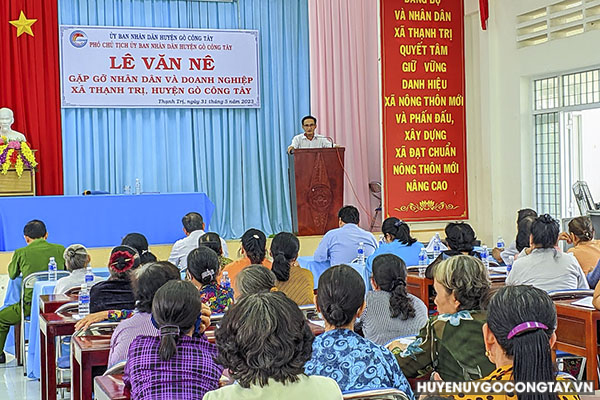 Ông Lê Văn Nê, UVBTVHU, PCT. UBND huyện Gò Công Tây phát biểu tại buổi gặp gỡ