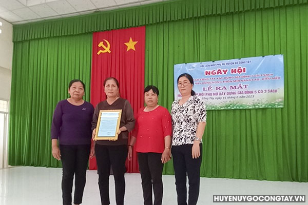 Bà Lê Thị Luận - Đảng ủy viên - Chủ tịch Hội Liên hiệp Phụ nữ xã trao Quyết định thành lập Ban Chủ nhiệm
