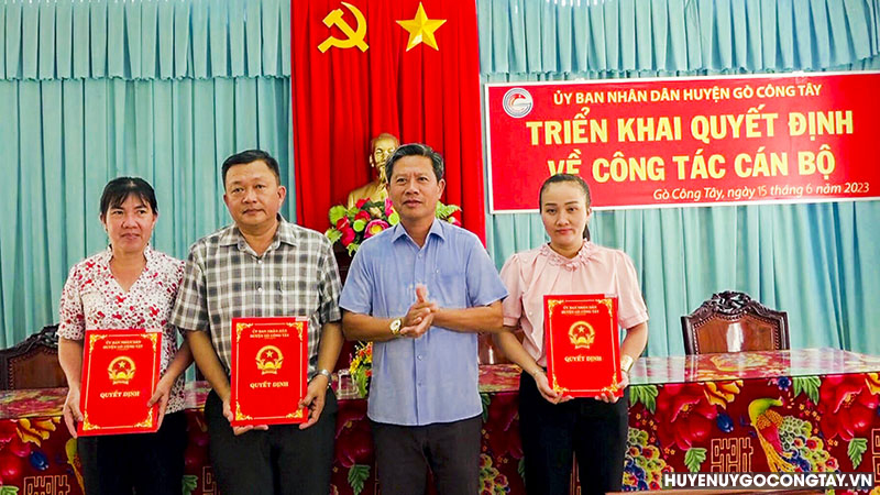 Ông Huỳnh Thanh Bình - Chủ tịch UBND huyện trao các quyết định điều động công chức chuyên môn cấp huyện, cấp xã