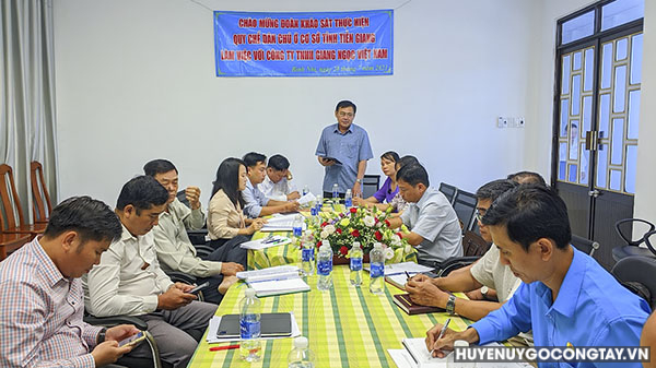 Ông Đỗ Tấn Hùng - UVBTV, Trưởng Ban Dân vận Tỉnh ủy, Phó Trưởng Ban Thường trực BCĐ thực hiện QCDC ở cơ sở tỉnh phát biểu tại buổi khảo sát.