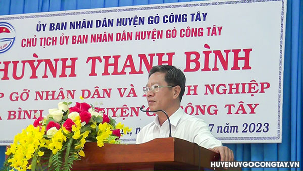 Ông Huỳnh Thanh Bình - Chủ tịch Ủy ban nhân dân huyện phát biểu tại buổi tiếp xúc.